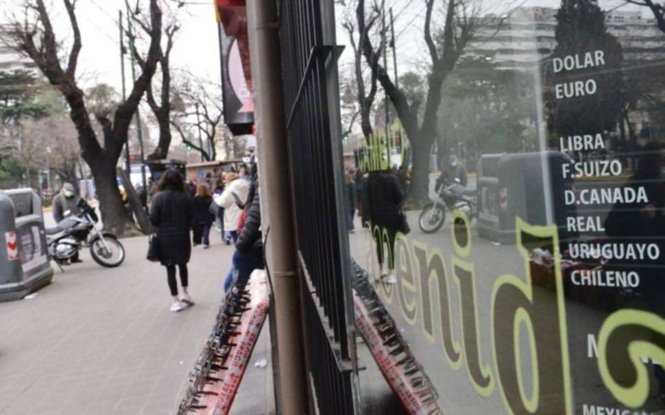 "No vendo" y "no hay precio", la reacción en La Plata por el salto del dólar y cuánto cerró