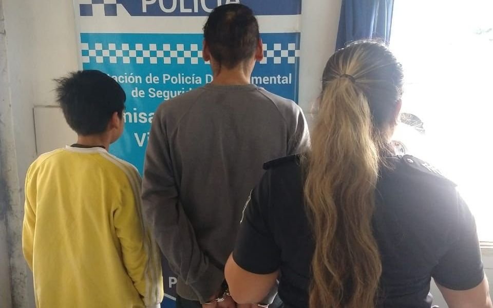 Un hombre y su hijo de 13 años detenidos por robar un cajón de bananas en Berisso