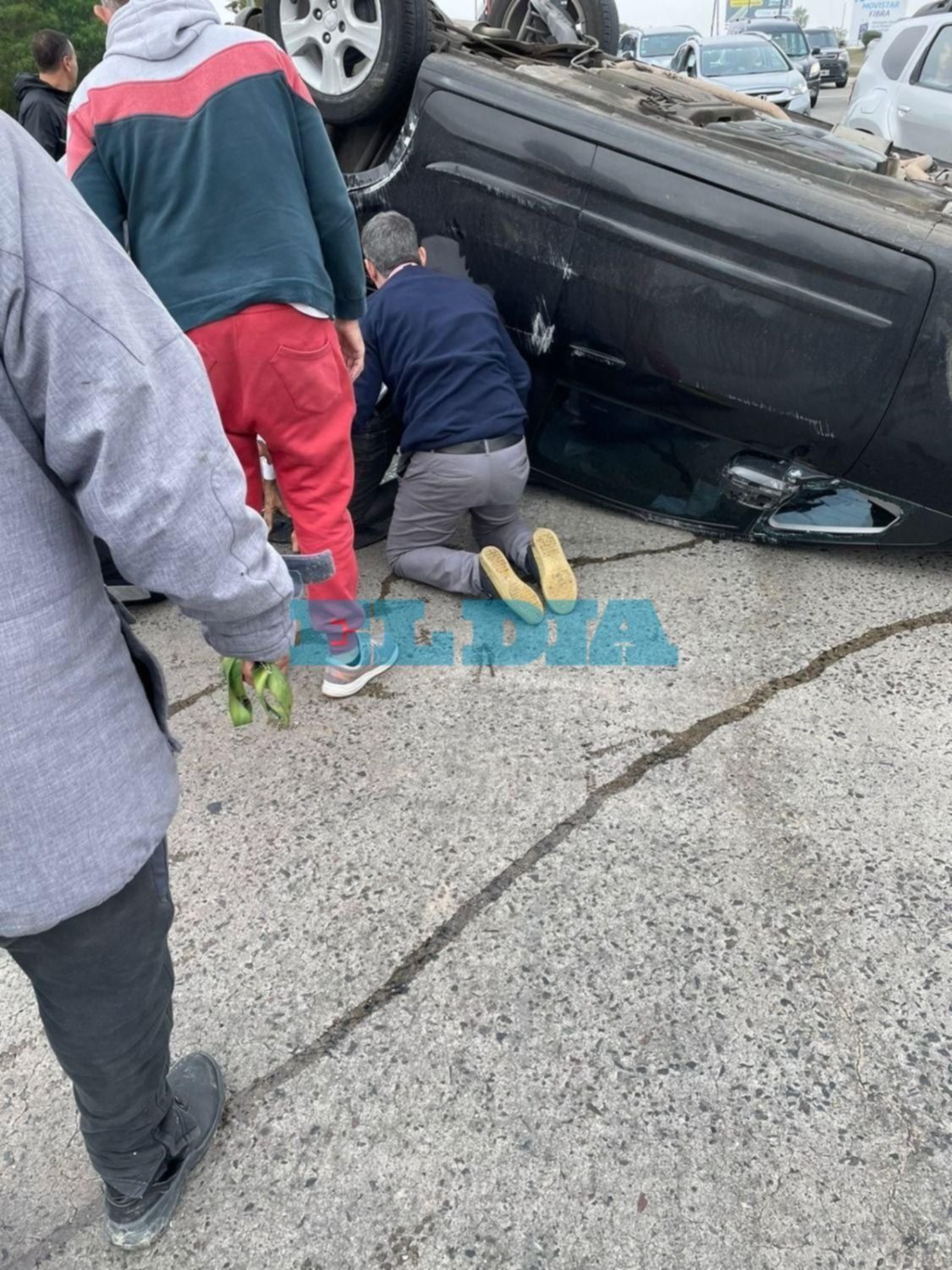 Choque, vuelco y drama en La Plata: rescataron a un hombre de entre los fierros