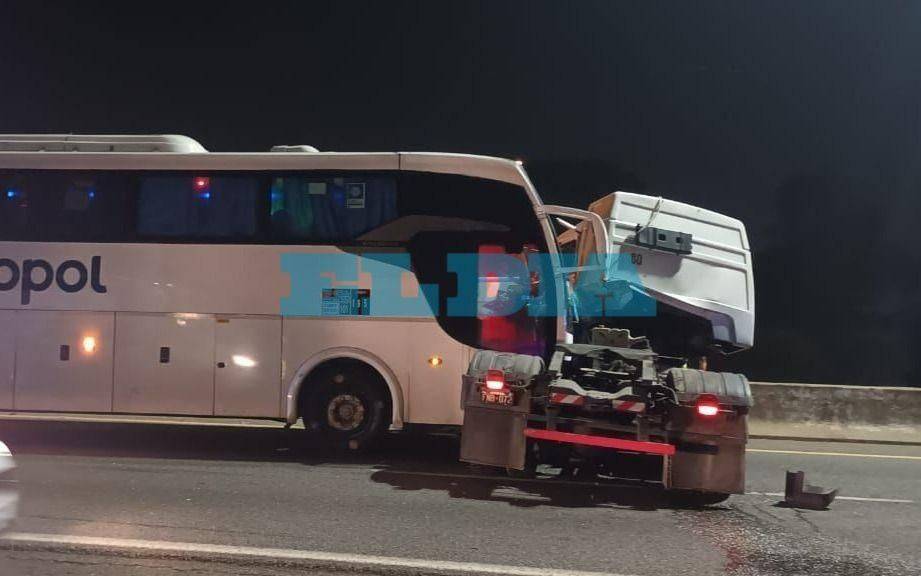 Impactante choque en la Autopista La Plata entre un micro y un camión