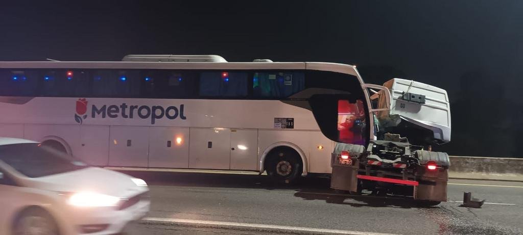 Al borde de la tragedia: un micro y un camión impactaron en la Autopista