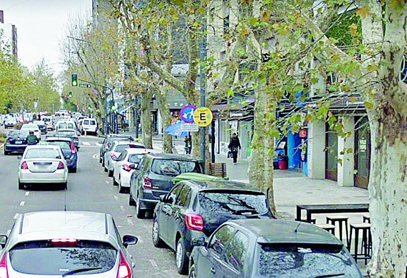 Ladrón despistado en La Plata: desvalijó una casa y en la huída se olvidó el teléfono