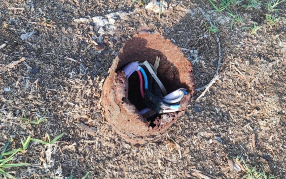 Advierten por "puntas oxidadas" y "cables sueltos" en el Parque Saavedra 