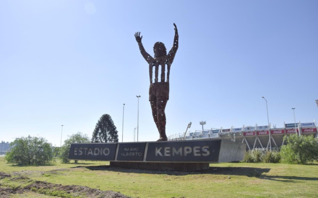 Un homenaje "matador": una estatua de Mario Kempes fue colocada en el barrio Chateau Carreras de Córdoba