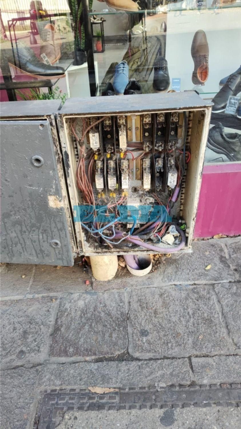 "Peligro total" en pleno centro de La Plata: advierten por conexión eléctrica a la intemperie
