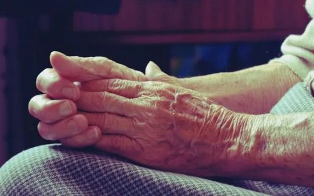 Ella 73 y él 36: la pista de un "affaire" y un engaño por el robo millonario a la jubilada de La Plata