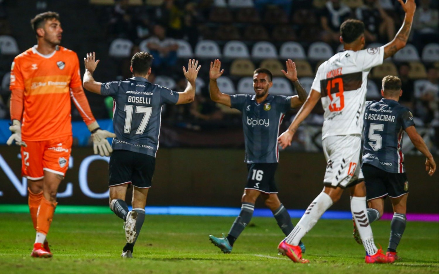 Estudiantes, jugando un primer tiempo de alto vuelo ofensivo, venció a Platense 2 a1 y sigue trepando en la tabla de la Liga
