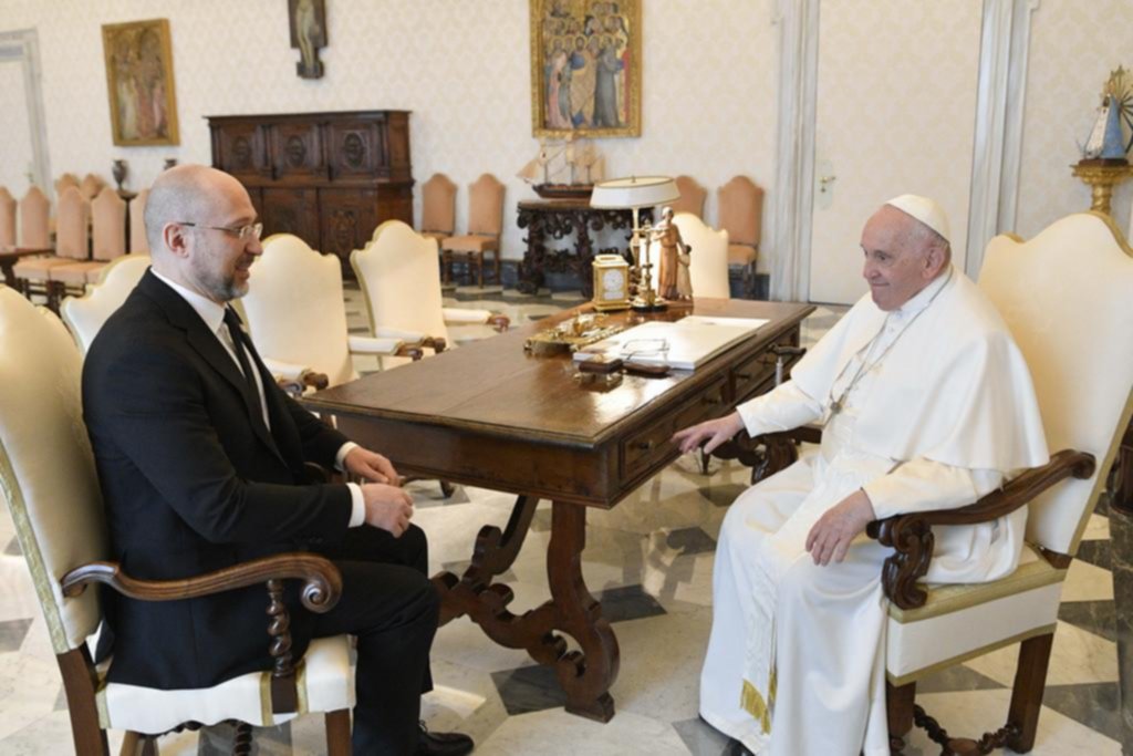 El primer ministro ucraniano invitó al pontífice a visitar Kiev