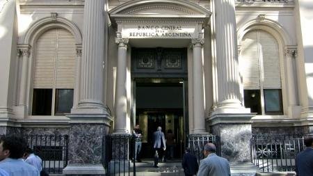 Fuerte suba en las tasas de interés para frenar la tensión cambiaria
