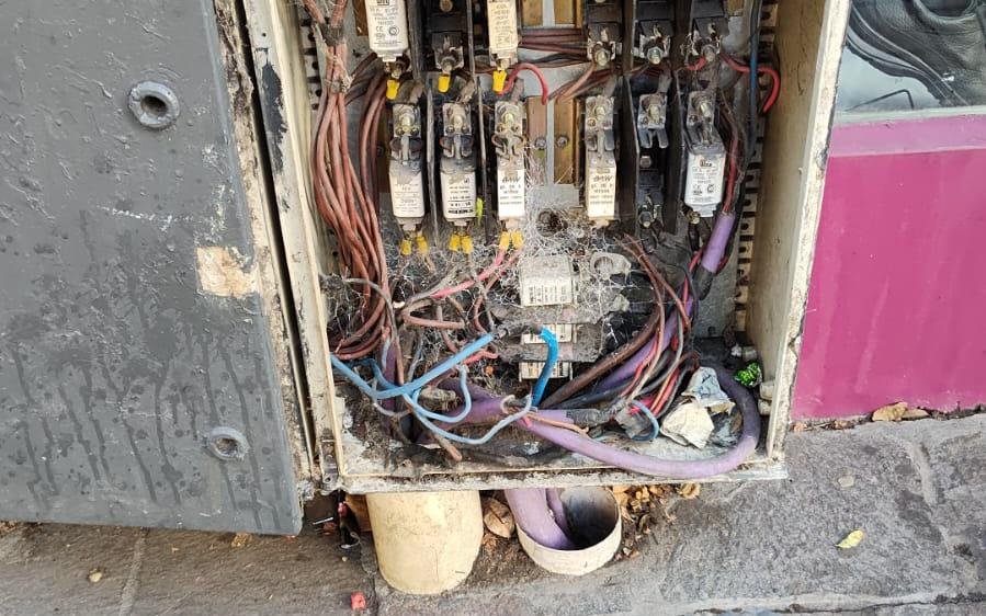 Advierten por el riesgo de una caja eléctrica abierta