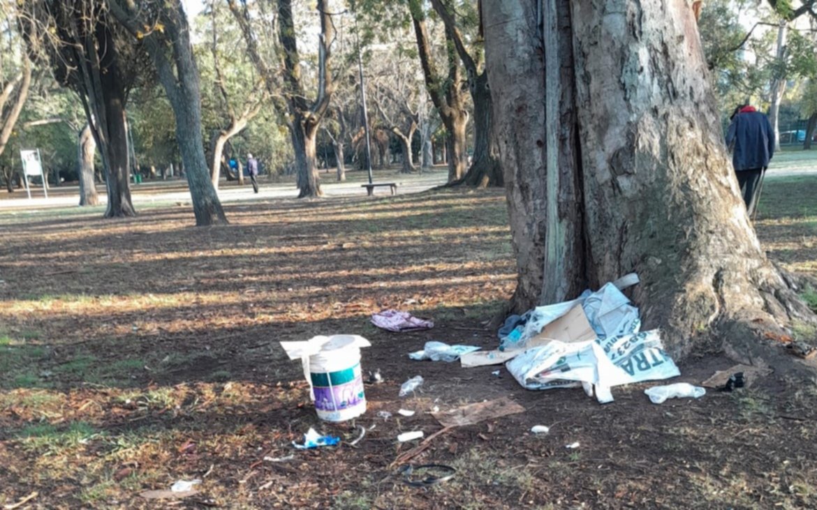 VIDEO. Abandono y hasta una cancha de bochas "usurpada": lamento vecinal por dos históricos parques de La Plata