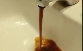"¿Agua o chocolate?" Este líquido le salió cuando abrió la canilla en La Plata