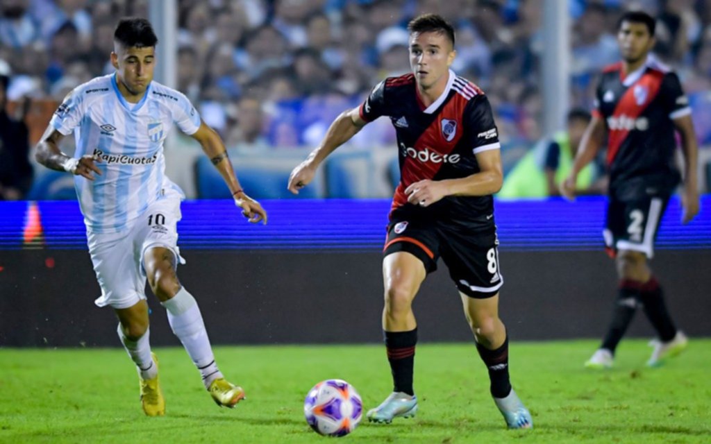 River, con uno menos, se lo empató a Atlético en el final