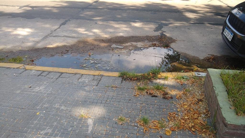Pérdida de agua con varios reclamos en 37, 14 y 15