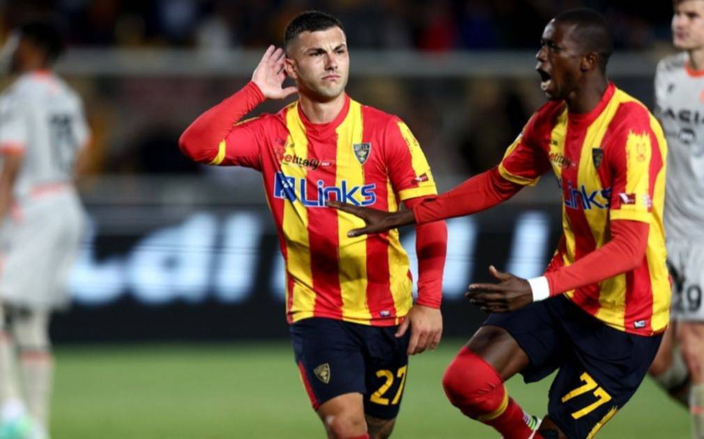 Lecce logró un triunfo ante Udinese que lo aleja de la zona de descenso