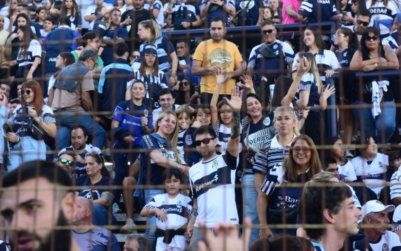 FOTOS | Los hinchas del Lobo en la soleada tarde del Bosque