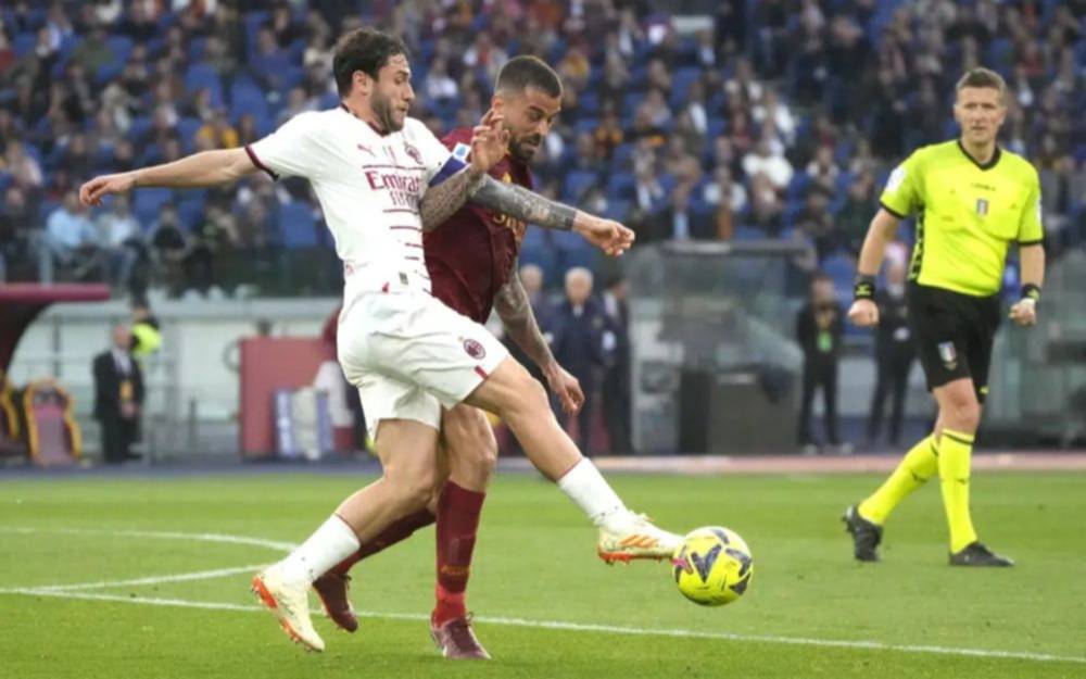 Milan empató y no pudo acercarse al Napoli