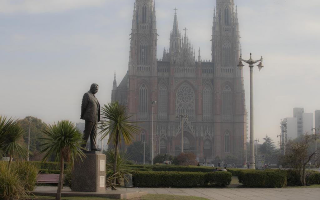 La Plata en imágenes: humo en Plaza Moreno