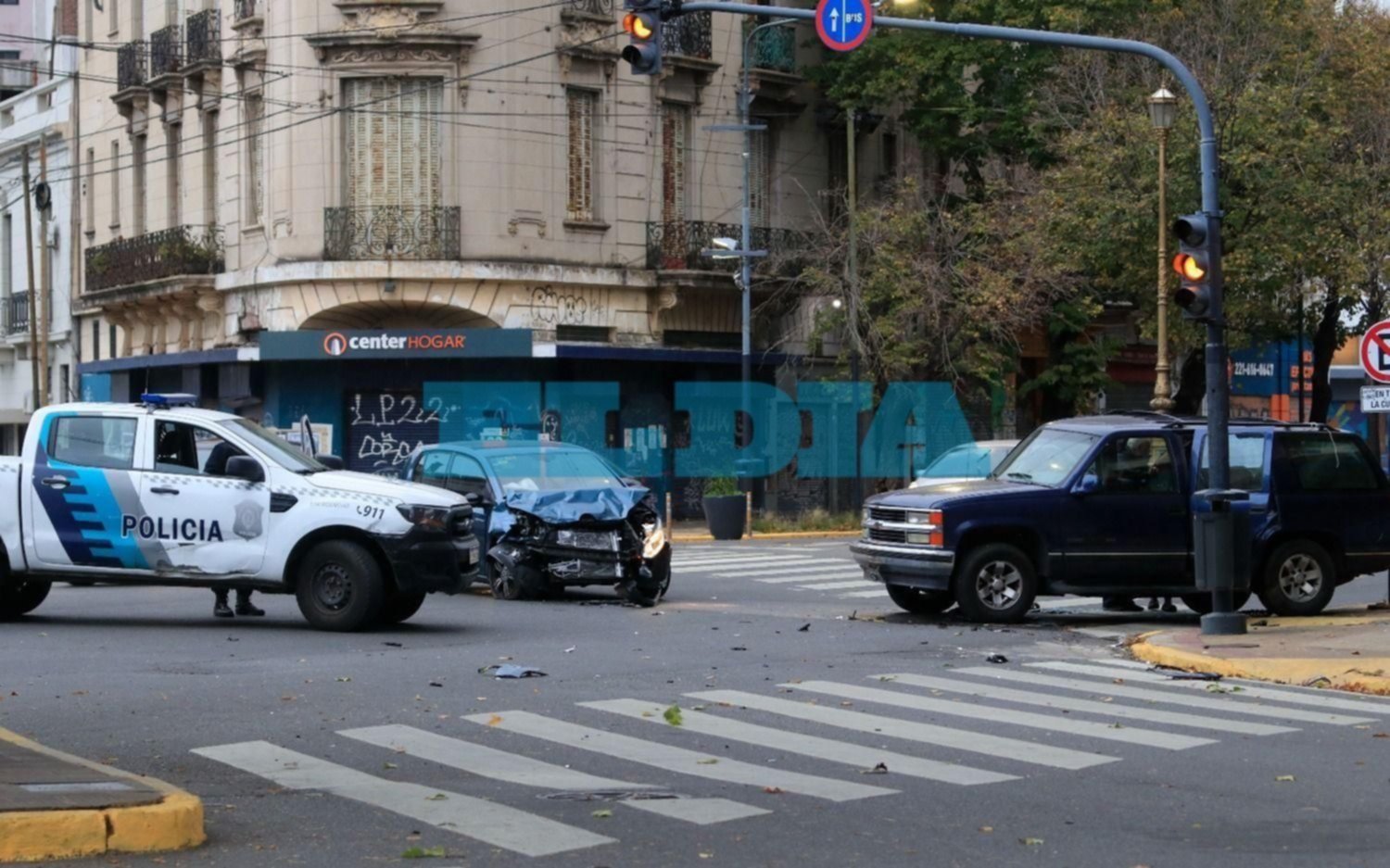 La Plata: un auto y una camioneta protagonizaron un violento choque 