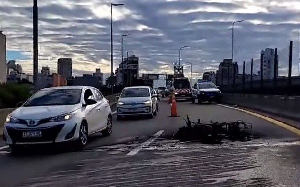 Un accidente entre una moto y un patrullero en la Autopista Buenos Aires - La Plata provocó demoras