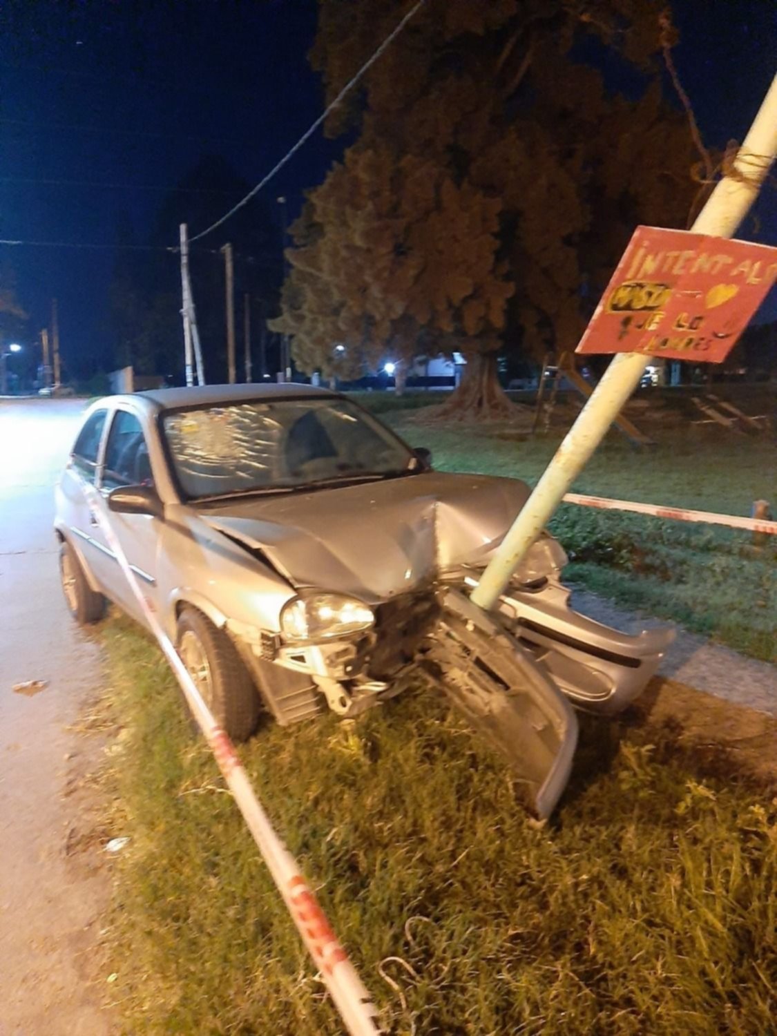 Miró el celular, se estrelló contra una columna y se salvó de milagro en Berisso: una nena de 11 años, herida
