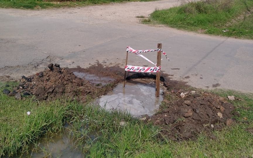 Reclamo por agua estancada que genera un caño roto: preocupa el dengue