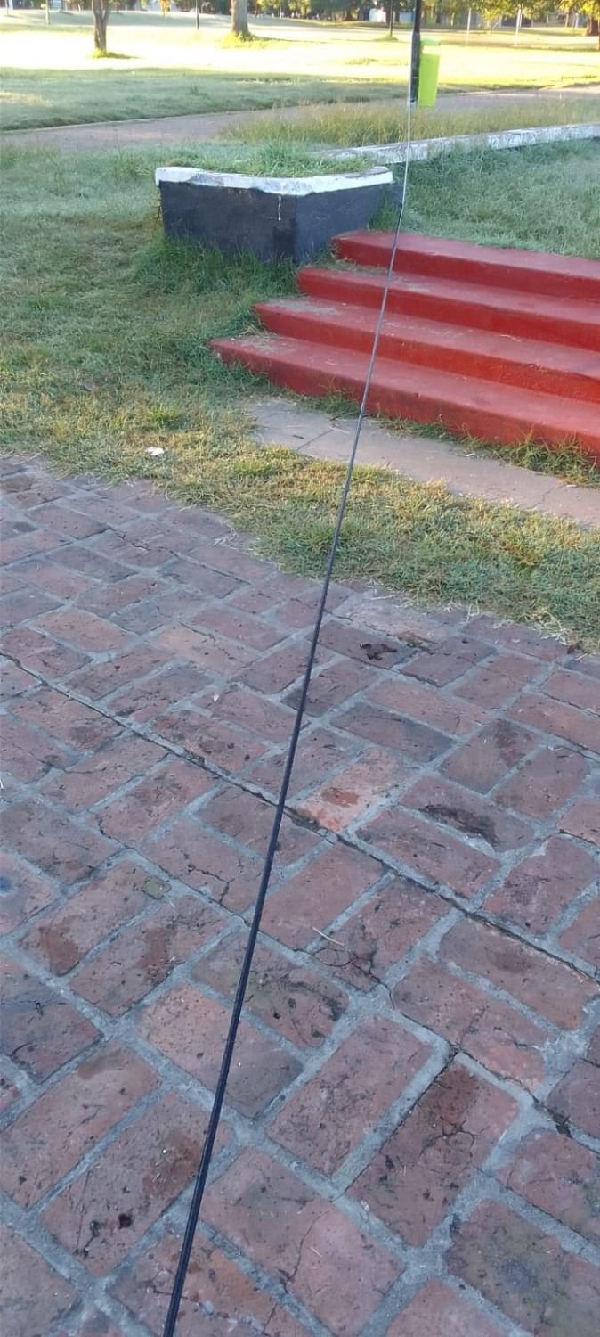 Quejas por un cable que cruza por el medio de una plaza de La Plata