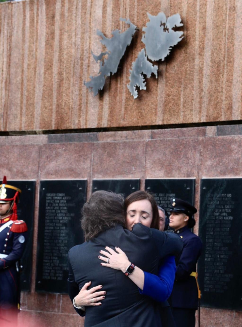 Un emotivo abrazo con Villarruel, cuyo padre combatió en la guerra