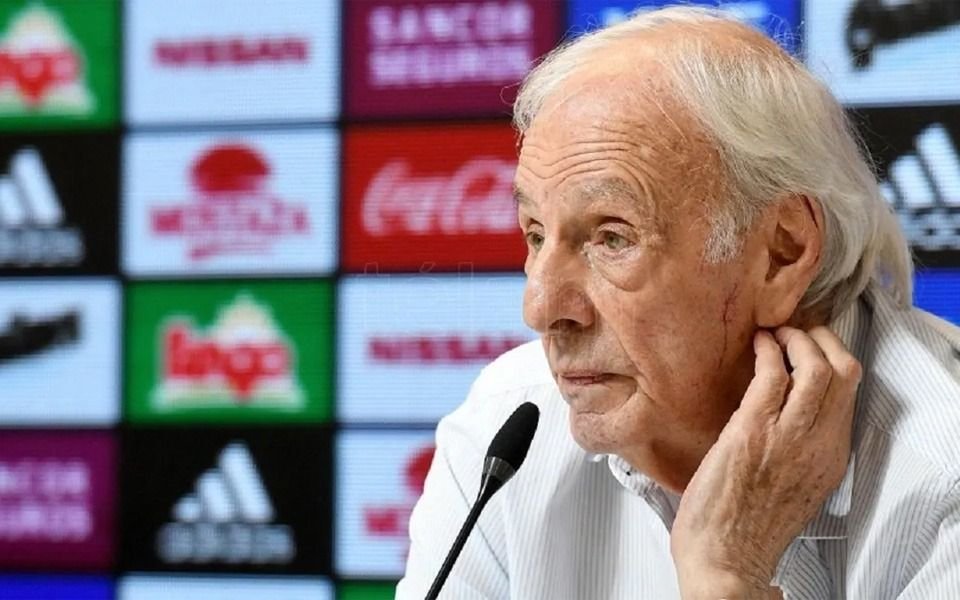 César Luis Menotti sigue internado: fue operado y preocupa su salud