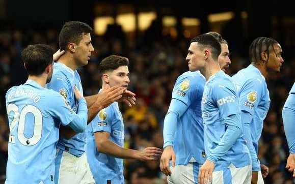 El City goleó al Aston Villa sin el Dibu y Arsenal sigue arriba