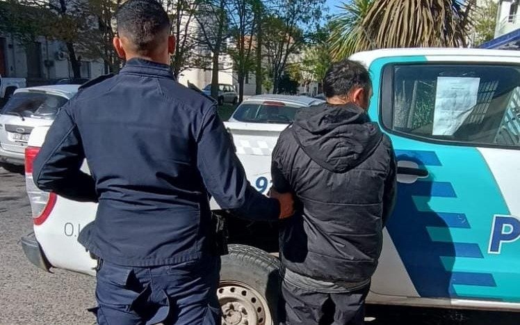 Furia vial en La Plata: chocaron y arremetió a trompadas contra el otro conductor
