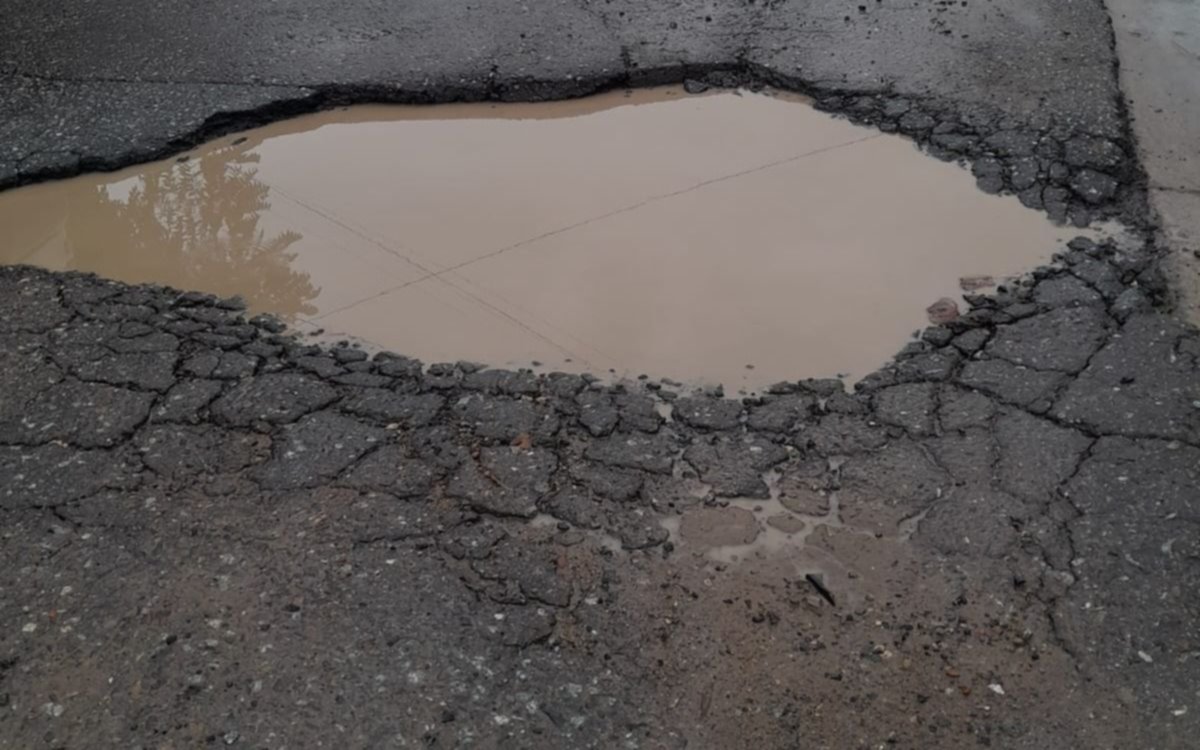 Un pozo gigante en una calle de Los Hornos provoca caídas, accidentes y lleva 5 meses sin arreglo