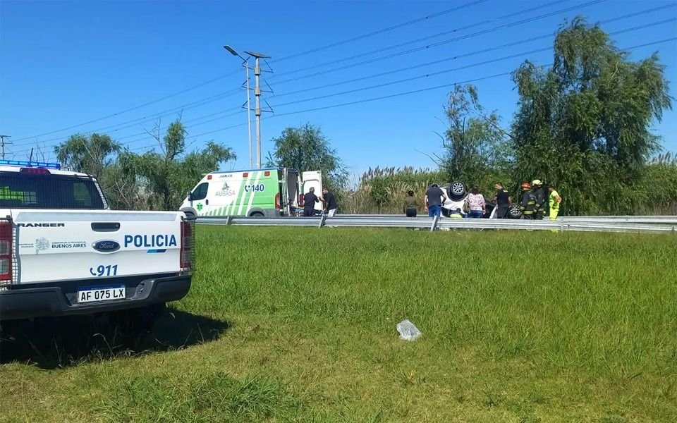 Vuelco en la Autopista La Plata
