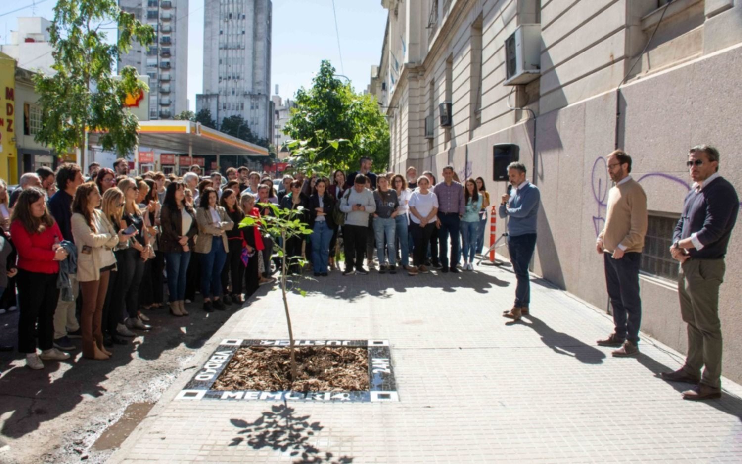 Un árbol conmemorativo por el 24 de marzo en Economía