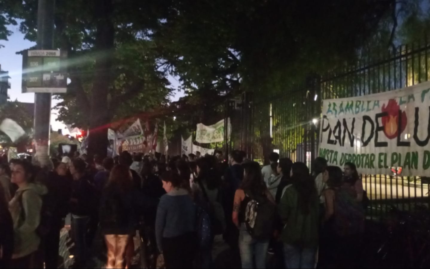 Una caravana se movilizó en el Centro por los despidos a estatales