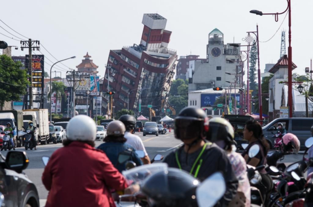 Tras el sismo en Taiwán, sigue la búsqueda de personas atrapadas
