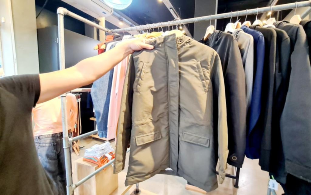 Subas de 40% en camperas: los abrigos parten de los 50 mil pesos