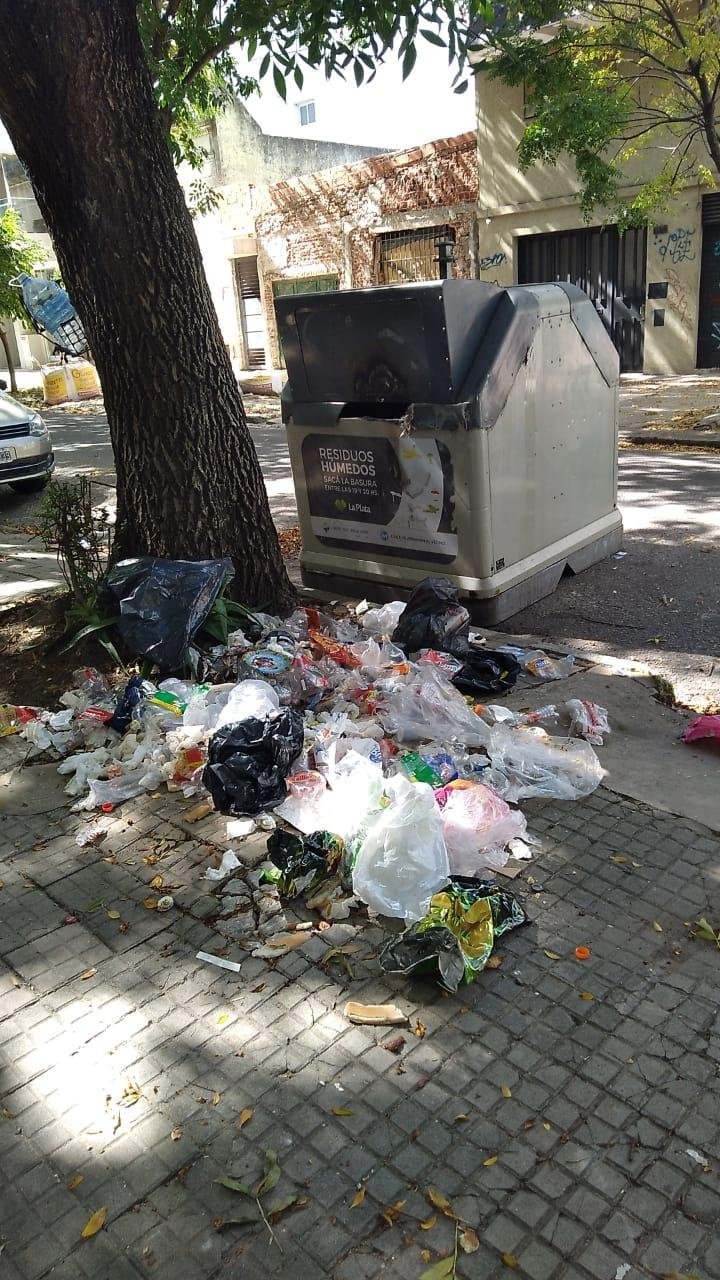 Contenedores desbordados de basura