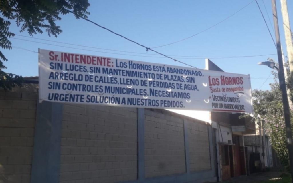 Pasacalles en Los Hornos para reclamar mejoras en el barrio