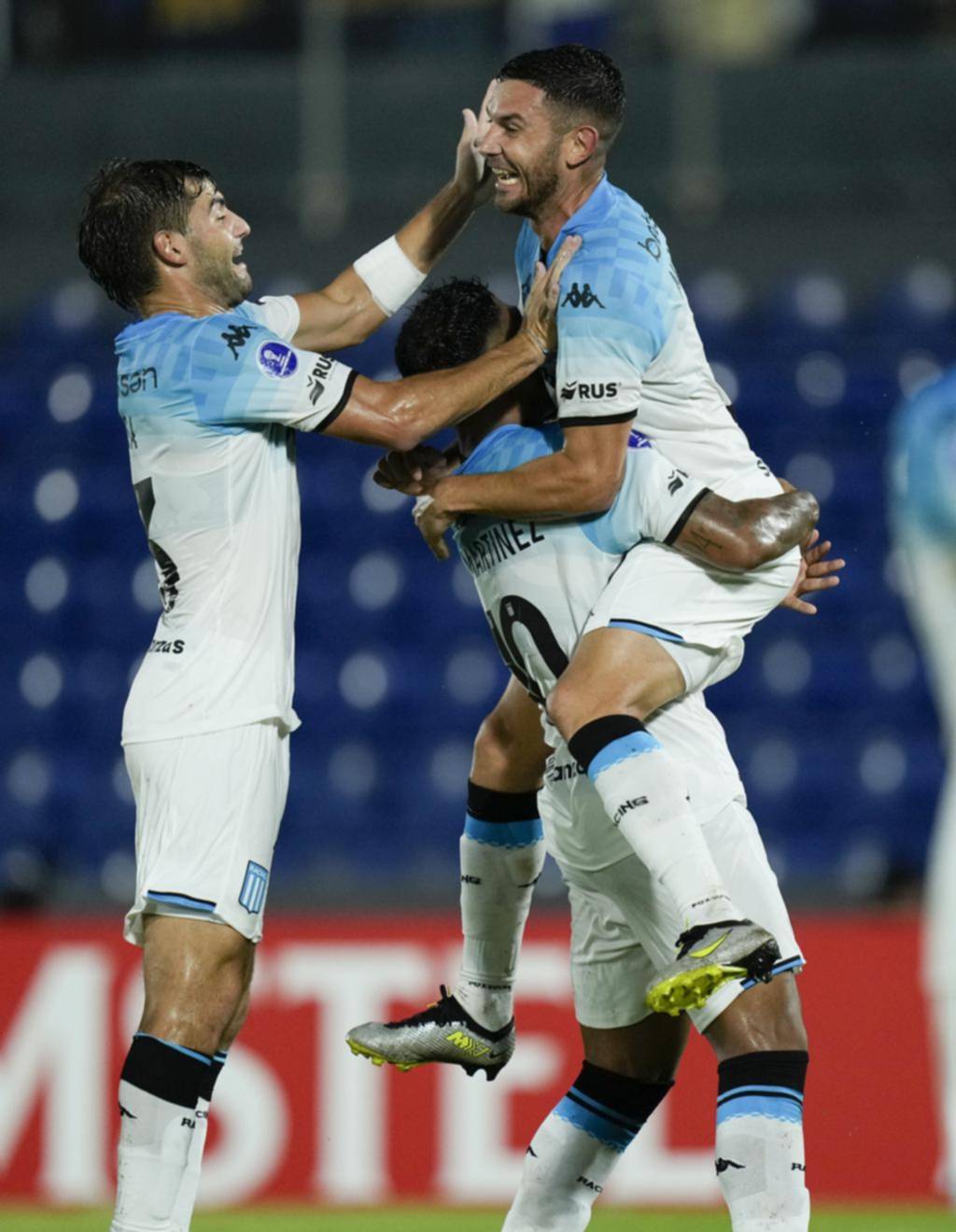 Racing ganó en Paraguay con goles de los Martínez