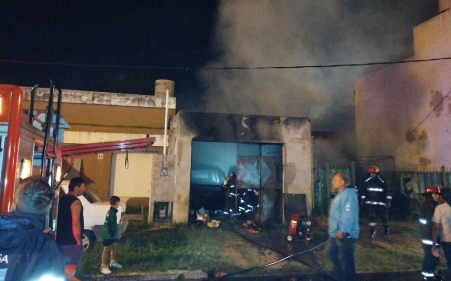 Susto, revuelo y un hombre hospitalizado por el incendio de un taller mecánico en Ensenada