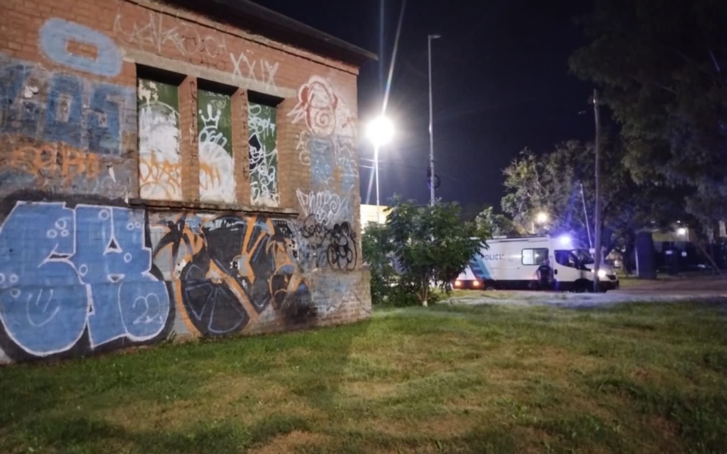 Conmoción en La Plata: un joven murió ahogado al caer a un pozo y creen que estaba borracho
