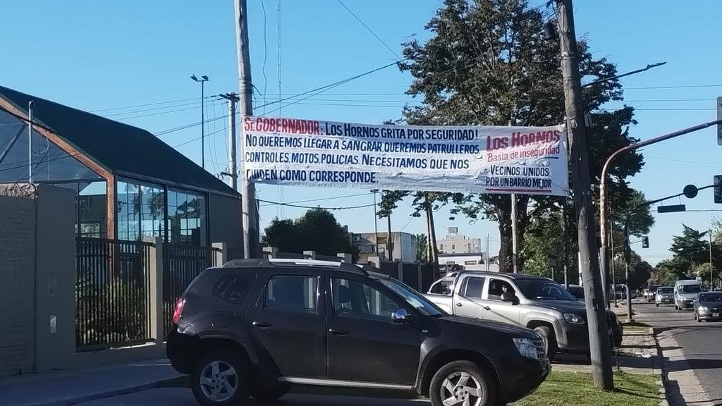El colmo: colocaron pasacalles en La Plata pidiendo seguridad y ¡se los robaron!