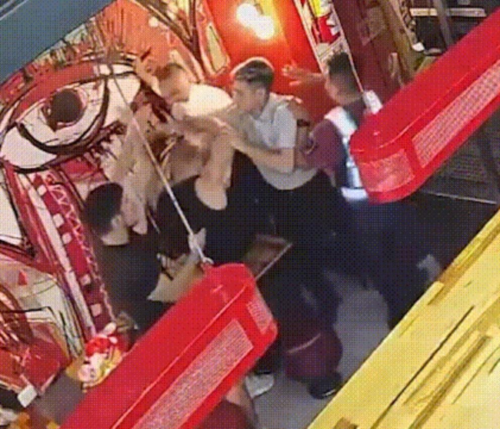 Feroz golpiza a una pareja en un local de comidas