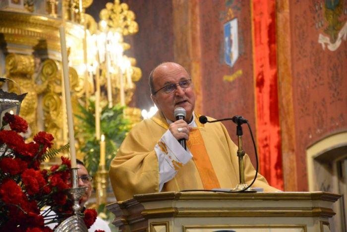 Condenan a un arzobispo por violencia de género