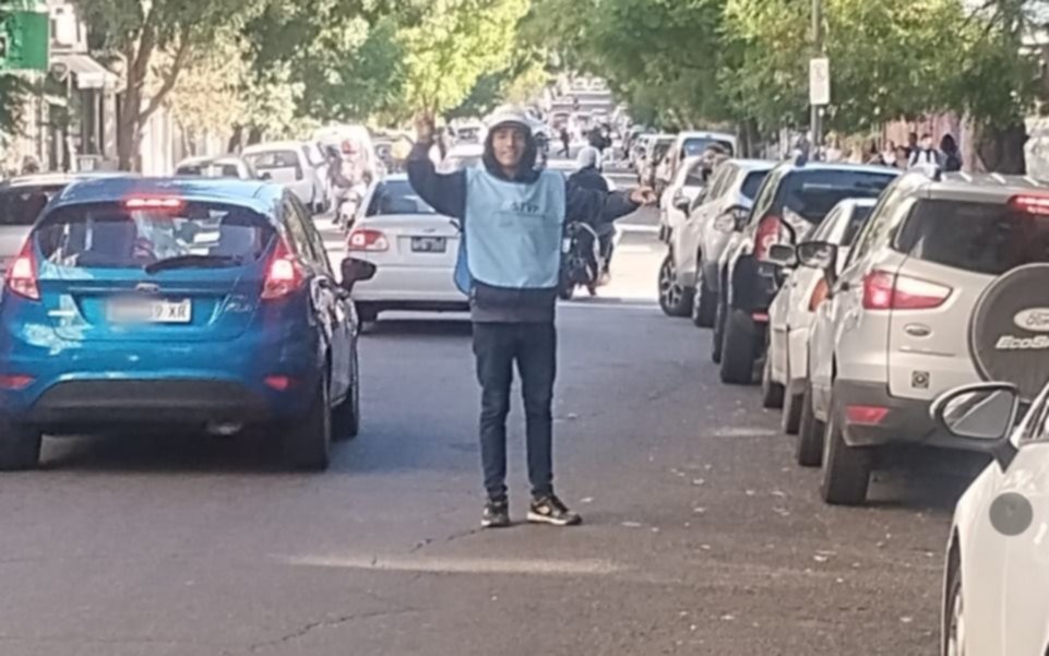 Con un ex barra Pincha a la cabeza, el sindicato de trapitos desembarcó en las calles de La Plata