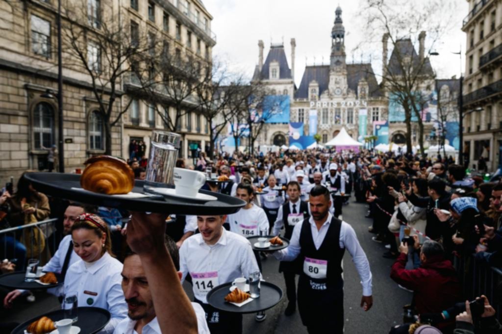 Una “carrera de mozos” en París ya tiene su campeón