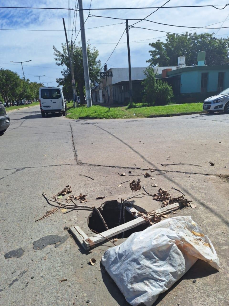 Completo: residuos y un pozo en la esquina de 65 y 143