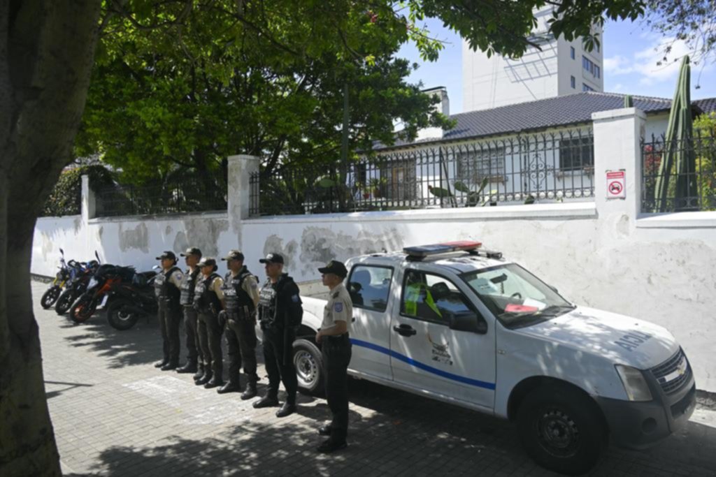 Condenas y aislamientos a Ecuador tras asaltar la embajada de México