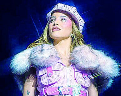 Emilia Mernes inició su paso record por el Movistar Arena